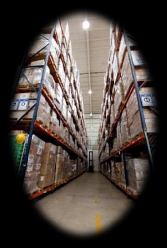 Interior de almacén con racks